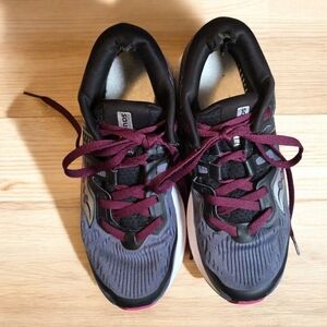 🔴Saucony ISO Series Everun Size 8